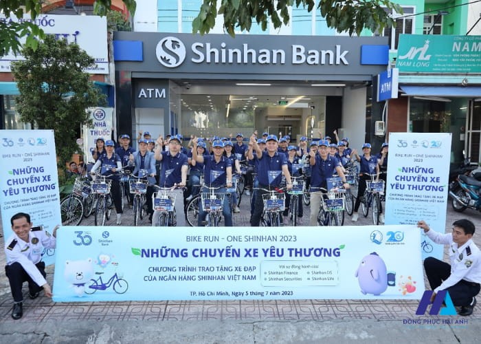 Trắng, xanh và vàng là ba màu sắc đại diện thương hiệu Shinhan Bank