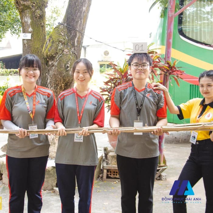 Vải kaki may quần đồng phục IUH dày dặn và thấm hút mồ hôi tốt