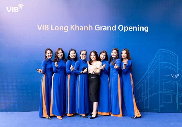 Áo dài đồng phục VIB được các nữ nhân viên ưu ái sử dụng trong những ngày đặc biệt