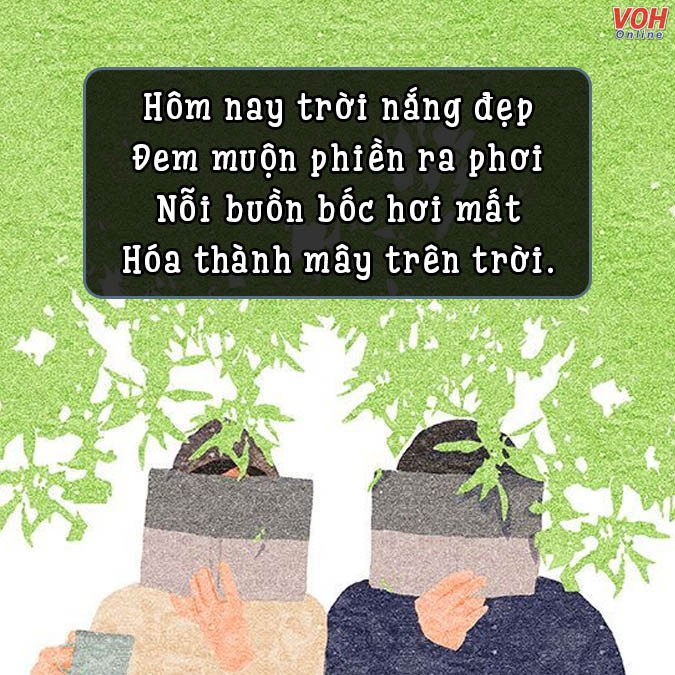 Cô gái đứng giữa cánh đồng hoa nở rộ với nụ cười rạng rỡ