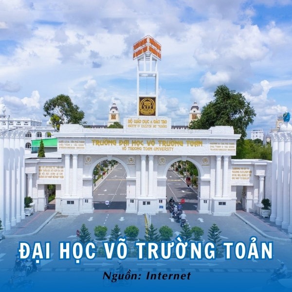 Kiến trúc tráng lệ của Đại học Võ Trường Toản, gợi liên tưởng đến một cung điện châu Âu