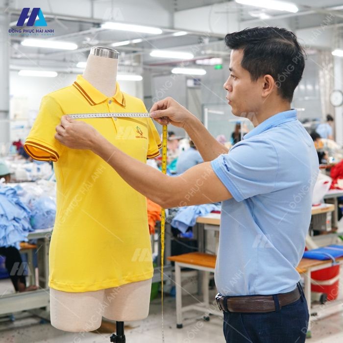 Cắt may đồng phục tại xưởng may để hạn chế tình trạng sản phẩm không vừa vặn với người mặc