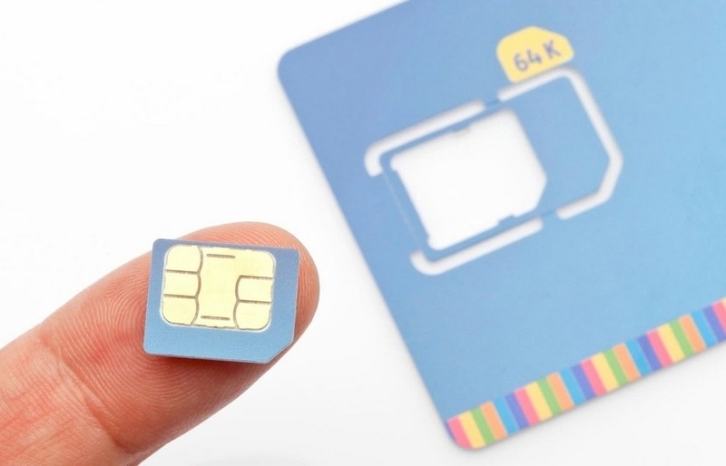 Người đang sử dụng điện thoại và kết nối mạng 5G