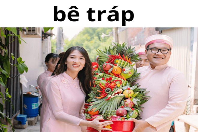 Đội bê tráp trong lễ ăn hỏi truyền thống của người Việt