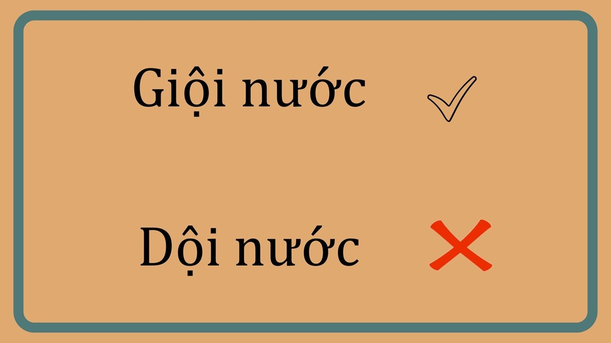 Người đang thực hiện hành động giội nước lên một vật thể