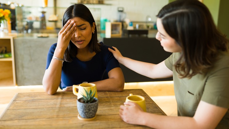 Một nhóm bạn đang trò chuyện vui vẻ, thể hiện sự hỗ trợ tinh thần