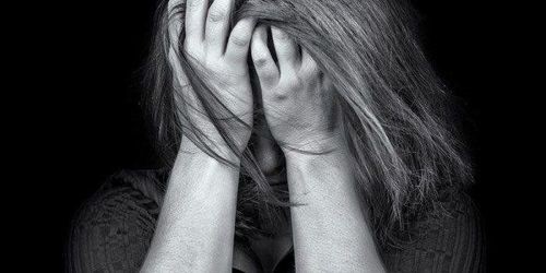 Một người phụ nữ đang ngồi thiền, minh họa việc thực hành chánh niệm để đối phó với nỗi sợ hãi và ám ảnh