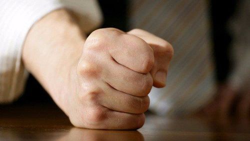 Một người phụ nữ biểu lộ cảm xúc giận dữ, minh họa những cảm xúc tiêu cực có thể đi kèm với FOMO