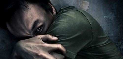 Một người phụ nữ với vẻ mặt lo lắng, thể hiện nỗi sợ hãi và bất an trong tâm lý