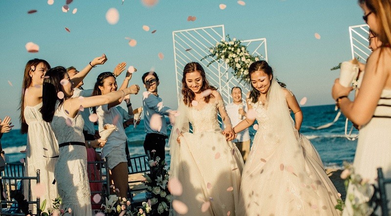 Đám cưới của cặp đồng tính nữ nhận được sự ủng hộ từ bạn bè và người thân