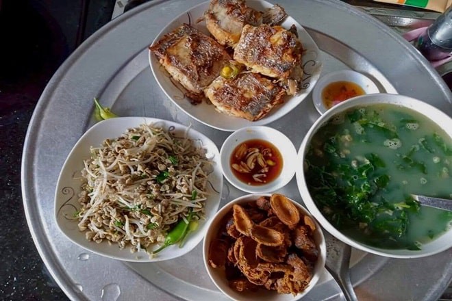 Một con đường ngoằn ngoèo với nhiều khúc cua, tượng trưng cho những bước ngoặt trong cuộc đời