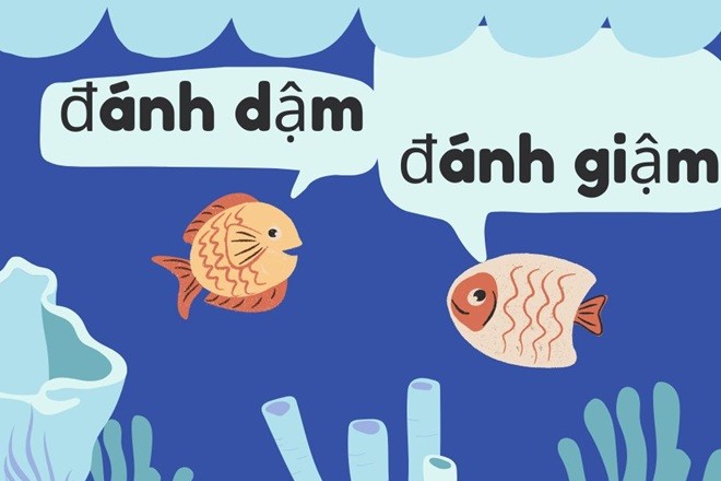Một ngư dân đang thực hiện động tác đánh giậm dưới nước bằng dụng cụ đánh bắt truyền thống