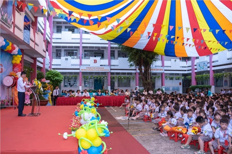 Học sinh tiểu học trong bộ đồng phục sơ mi trắng và quần xanh