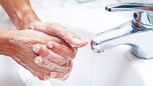 Rửa tay quá kỹ là dấu hiệu phổ biến của người mắc chứng rối loạn ám ảnh cưỡng chế