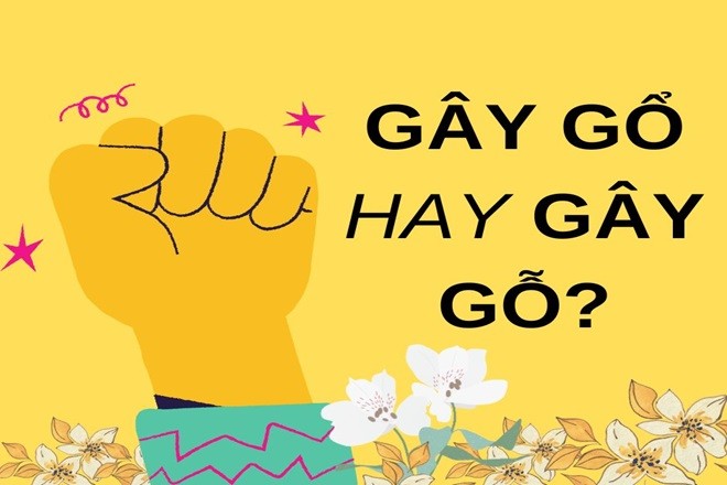 Hai cậu bé đang gây gổ với nhau trên sân chơi