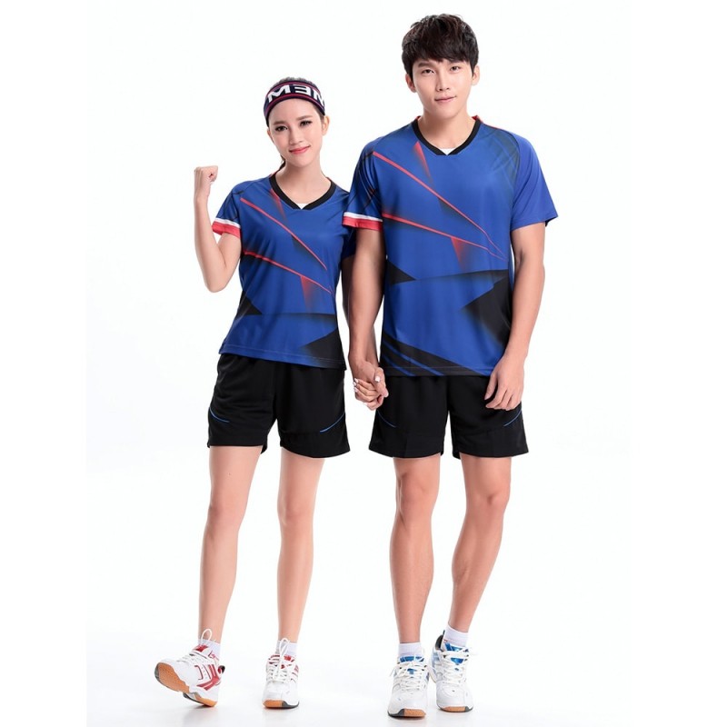 Đồng phục thể thao với chất liệu thấm hút mồ hôi tốt, mang lại sự thoải mái tối đa khi vận động