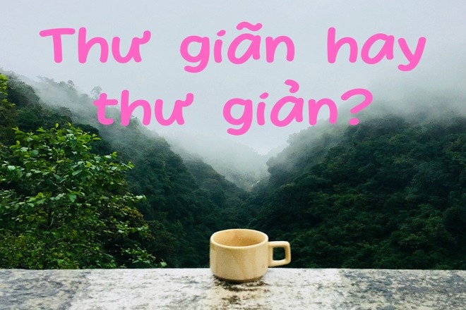 Người phụ nữ đang ngồi trên thảm yoga trong tư thế thiền định, biểu tượng của sự thư giãn và an yên.