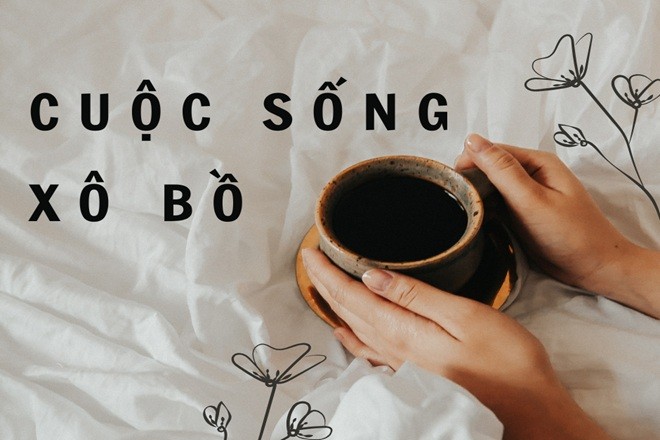 Người phụ nữ trong trang phục truyền thống Việt Nam giữa khung cảnh đô thị